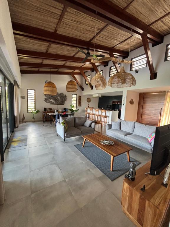 Salon moderne et lumineux de la Villa Lagoon View à l'Île Maurice