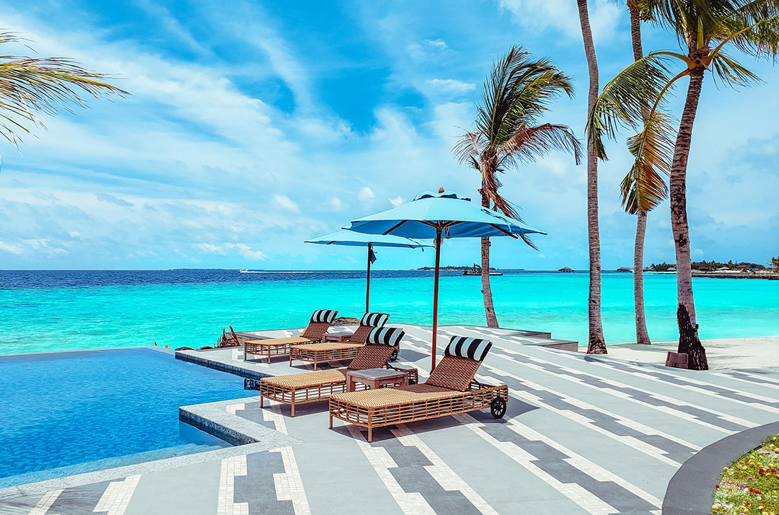 Piscine à débordement avec transats et vue sur le lagon turquoise à l'Île Maurice