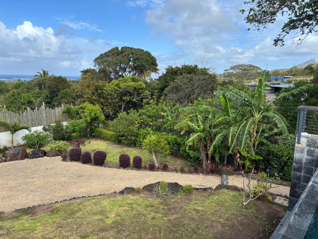 Jardin luxuriant avec bananiers et végétation locale entourant une villa 3 chambres à l'Île Maurice.