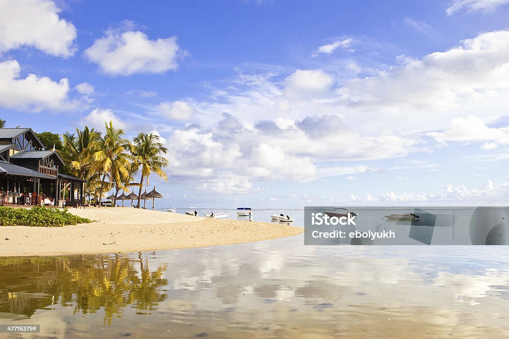 Vue panoramique d'une plage de sable blanc et d'un restaurant côtier à proximité de la villa 3 chambres à l'Île Maurice
