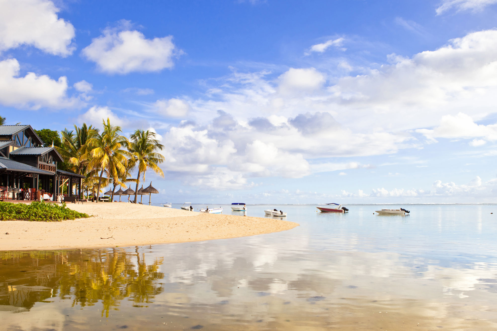 Vue panoramique d'une plage de sable blanc et d'un restaurant côtier à proximité de la villa 3 chambres à l'Île Maurice