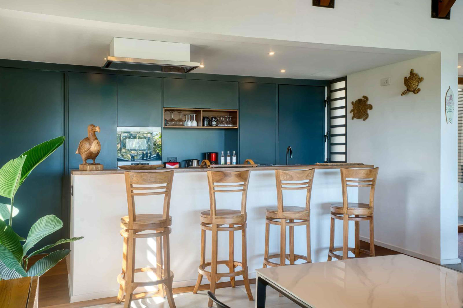 Bar et cuisine moderne dans le séjour d'une villa 3 chambres à l'Île Maurice.