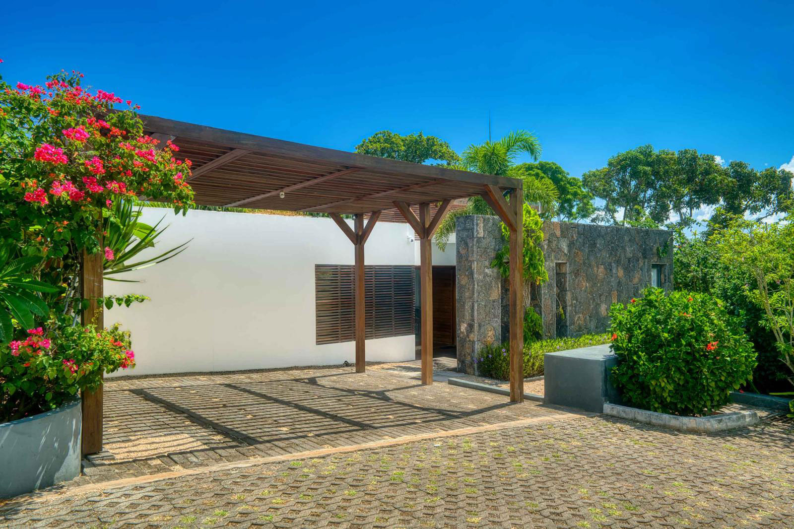 Car port d'une villa de luxe 3 chambres à l'Île Maurice.