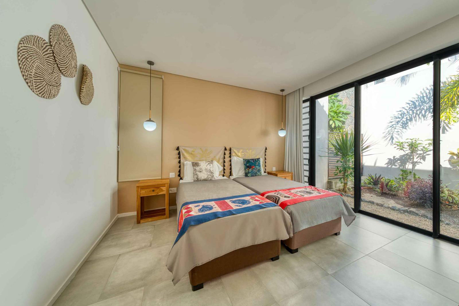 Chambre élégante avec accès direct au balcon et vue dégagée sur la nature environnante d'une villa 3 chambres à l'Île Maurice.