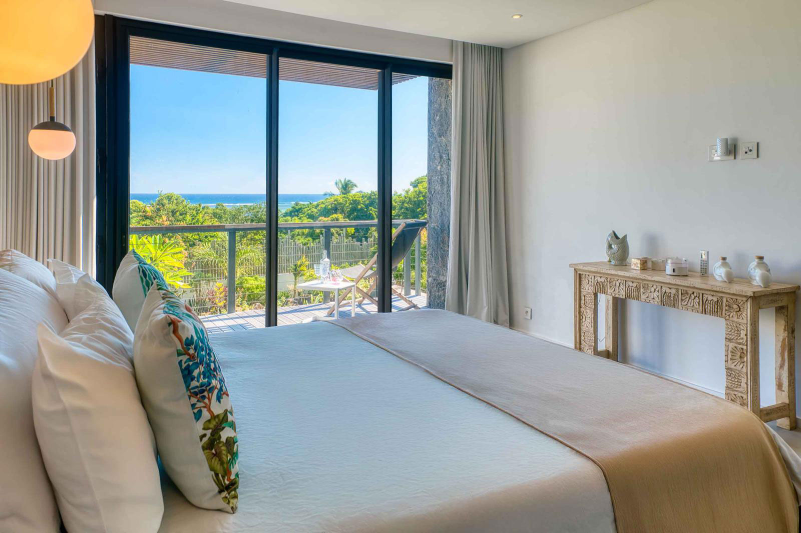 Chambre élégante avec accès direct au balcon et vue dégagée sur la nature environnante d'une villa 3 chambres à l'Île Maurice.
