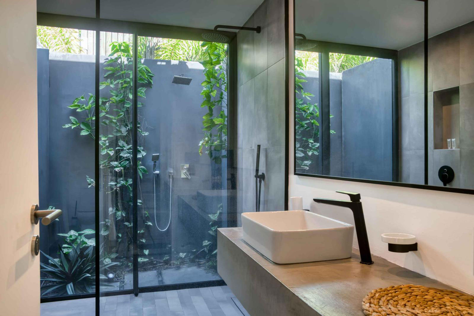 Douche et salle de bain de la Villa Lagoon View avec terrasse et piscine à Baie du Cap