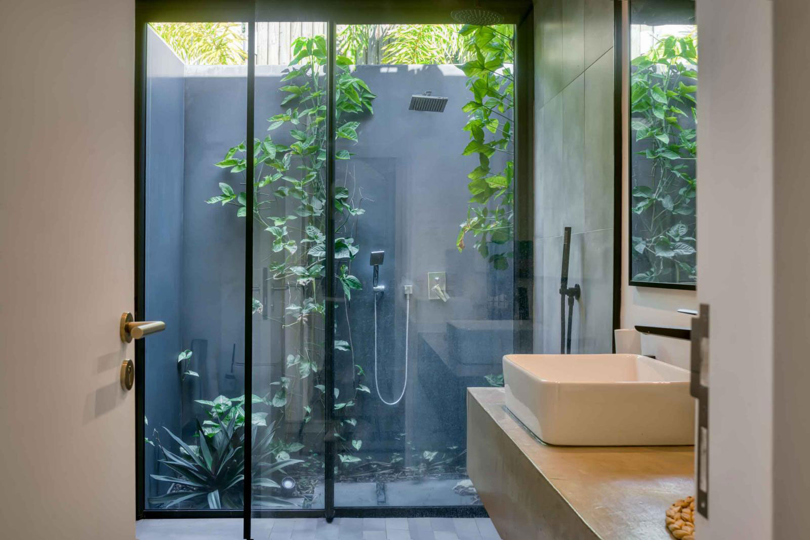 Douche et salle de bain de la Villa Lagoon View avec terrasse et piscine à Baie du Cap