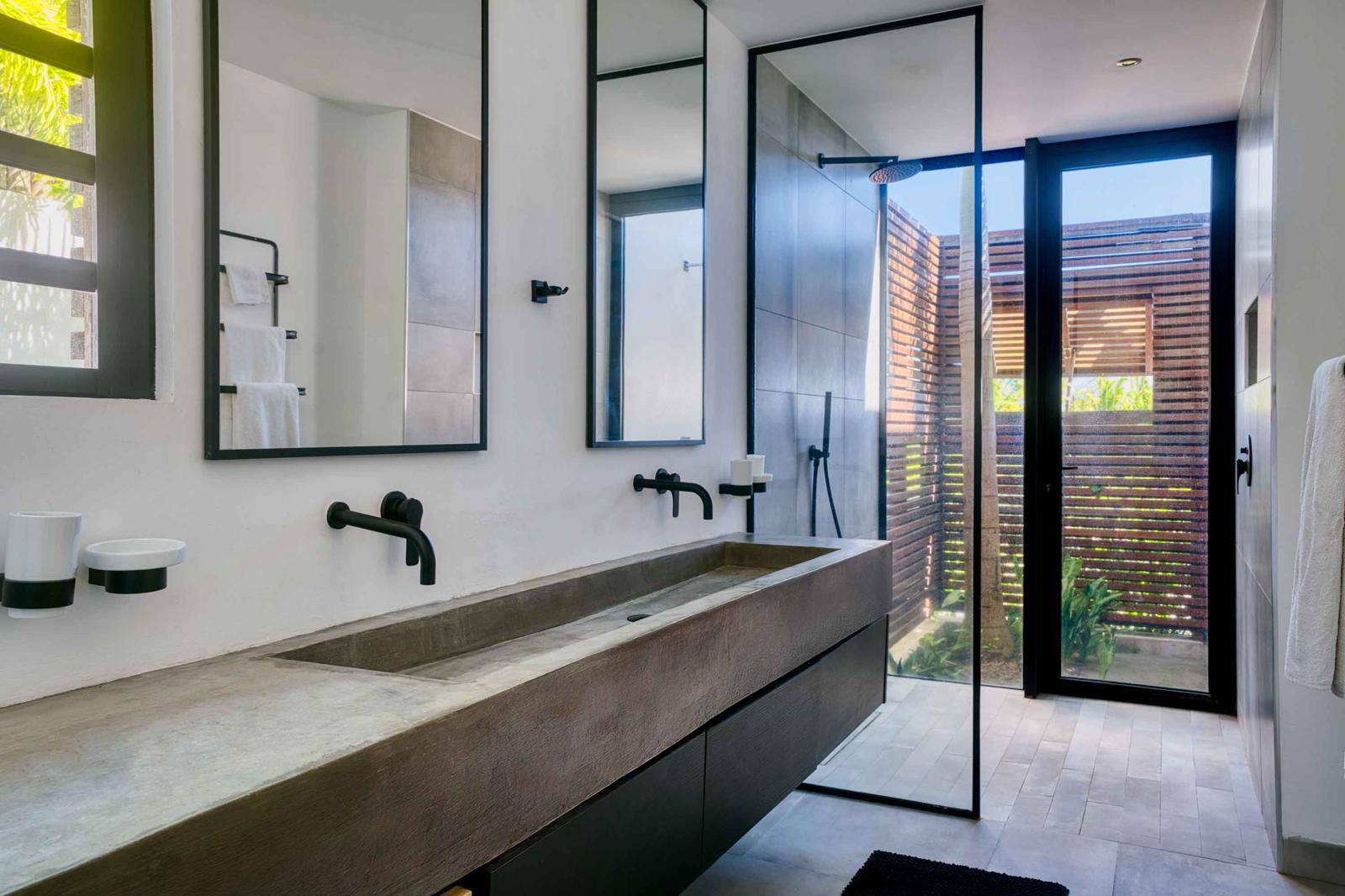 Douche et salle de bain de la Villa Lagoon View avec terrasse et piscine à Baie du Cap