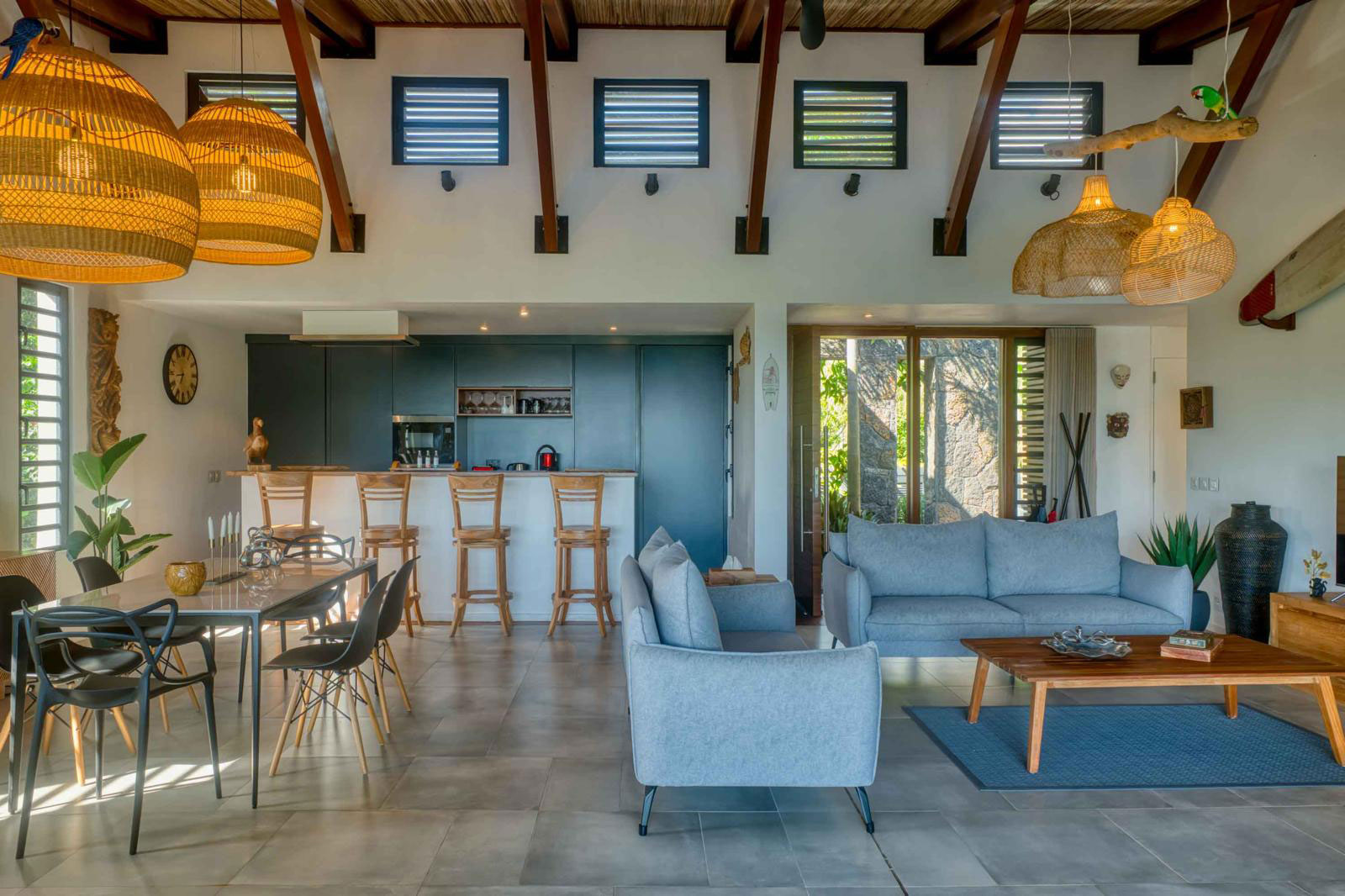 Salon moderne et lumineux de la Villa Lagoon View à l'Île Maurice