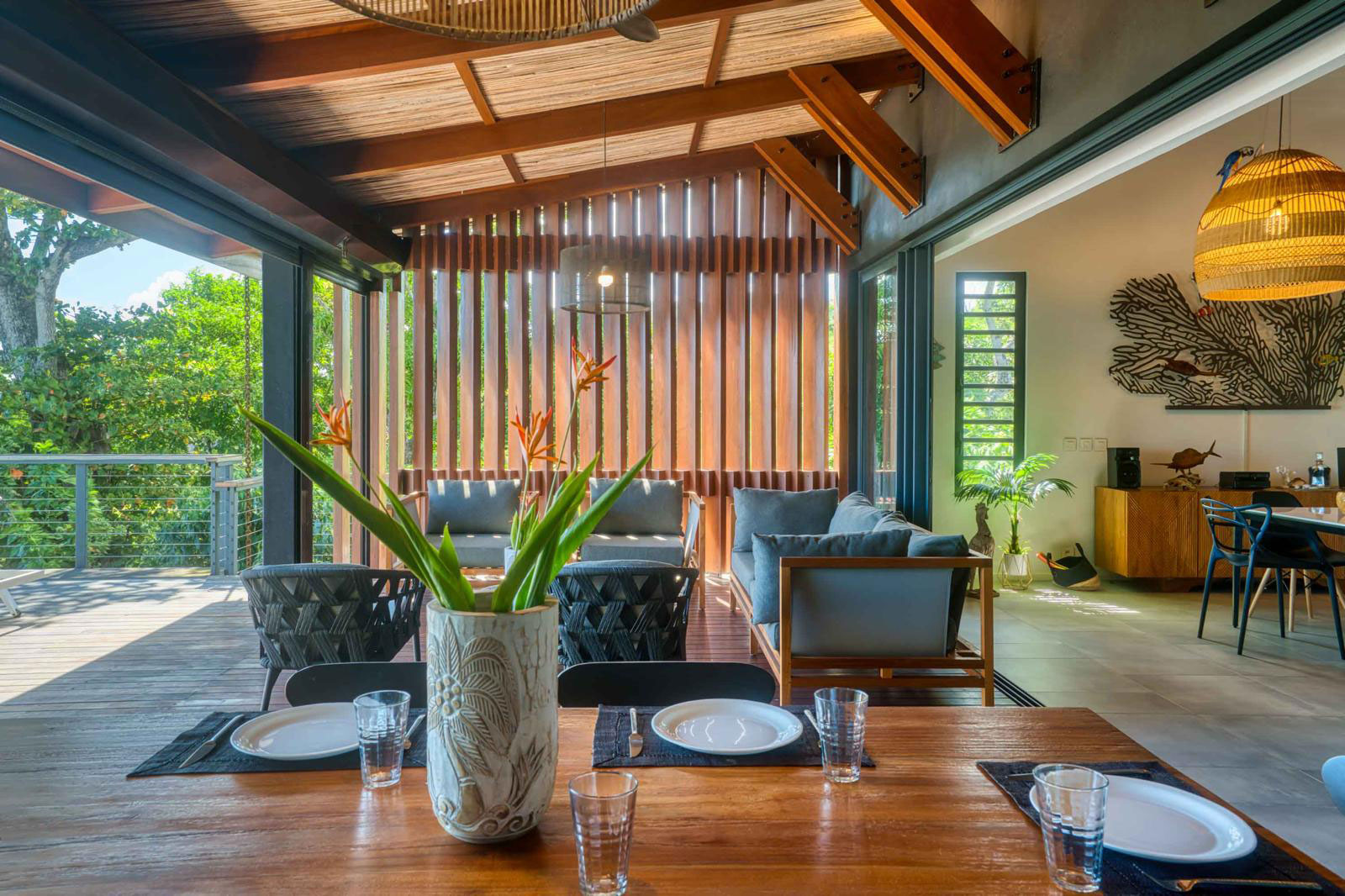 Terrasse en bois aménagée avec chaises longues et piscine privée d'une villa de luxe 3 chambres à l'Île Maurice.